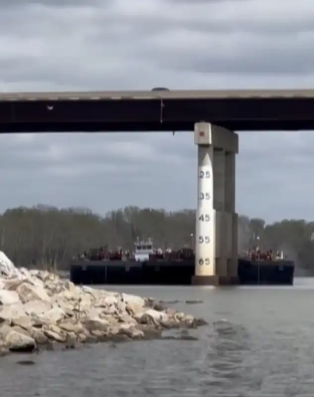 NAVE CONTRO UN PONTE IN OKLAHOMA