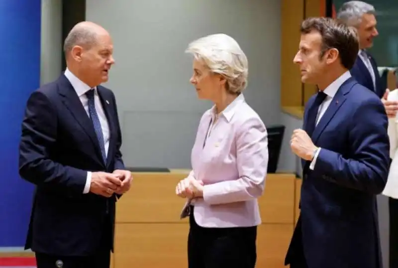 OLAF SCHOLZ URSULA VON DER LEYEN EMMANUEL MACRON

