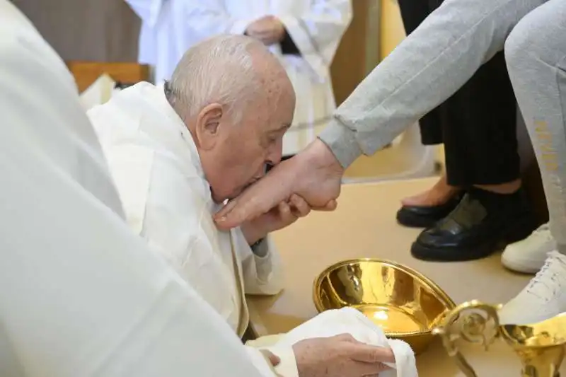 papa francesco a rebibbia lava i piedi alle detenute   6