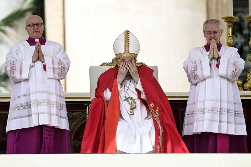 papa francesco durante la messa della domenica delle palme   2