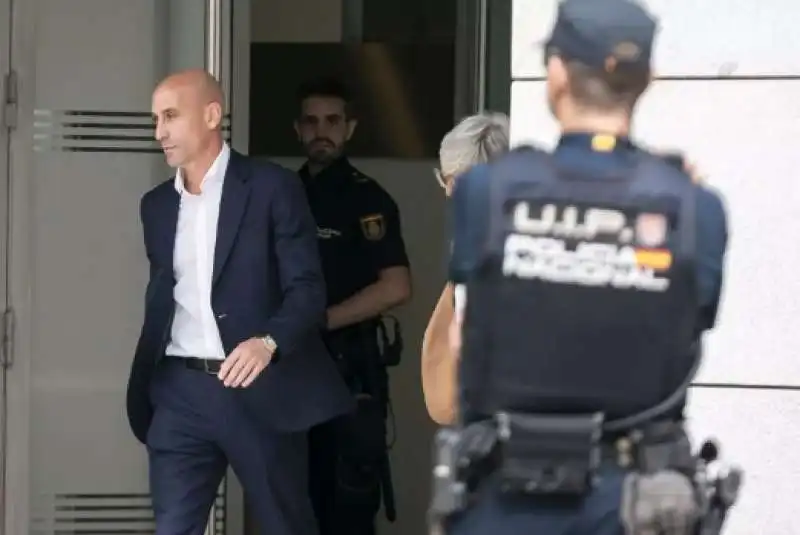 perquisizione della guardia civil nella sede della federcalcio spagnola. 2