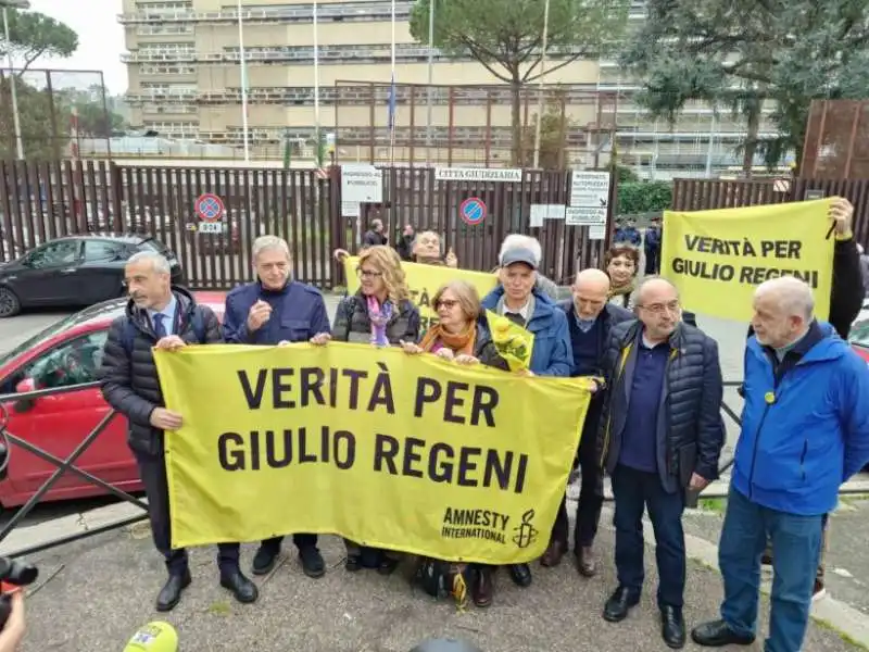 processo regeni -manifestazione fuori dal tribunale di roma 