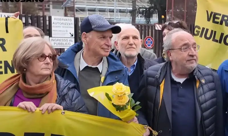 processo regeni -manifestazione fuori dal tribunale di roma