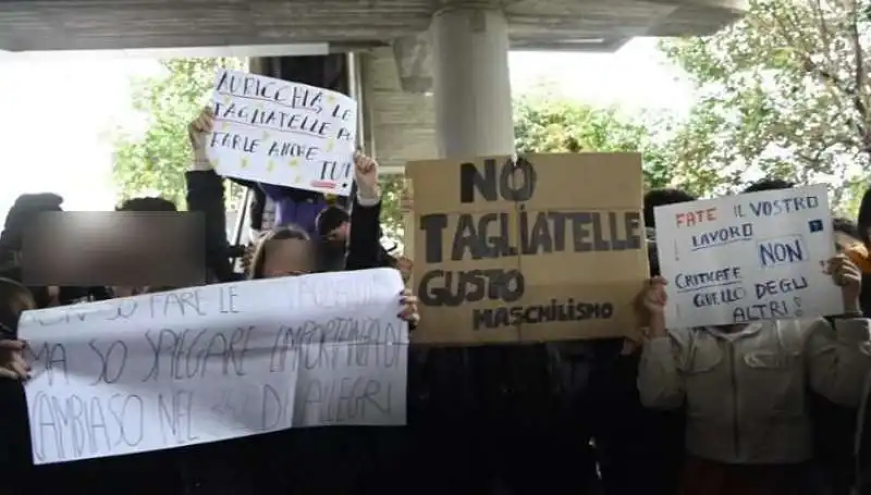 proteste studenti di imperia contro il post sessista del preside. 1