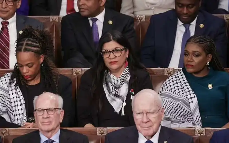 rashida tlaib e altre due deputate americane con la kefiah 