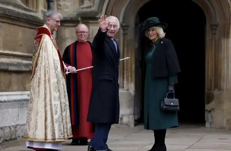 re carlo e la regina camilla alla messa di pasqua 1