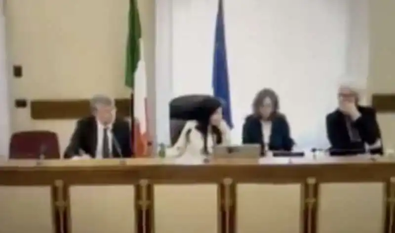 rumori durante l audizione di raffaele cantone alla commissione antimafia