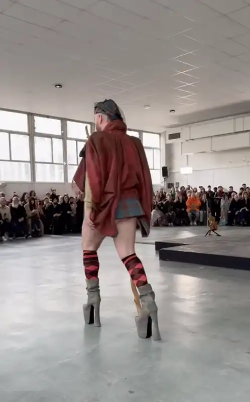 sam smith sfila per vivienne westwood alla settimana della moda di parigi 1