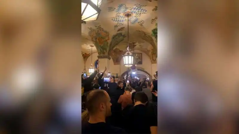 tifosi della lazio intonano cori fascisti nella hofbrauhaus 3