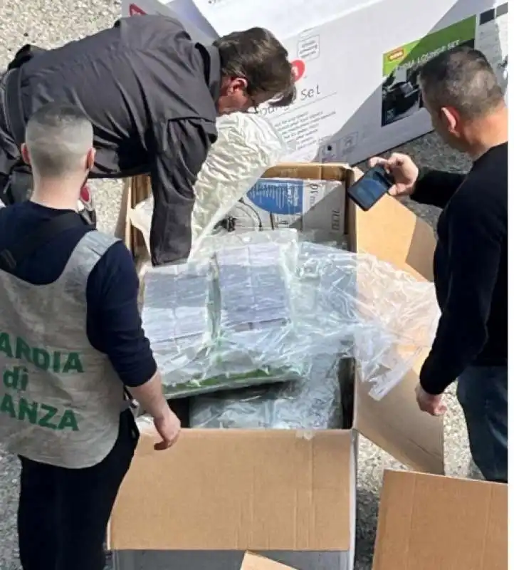 VENTIMIGLIA FERMATO FURGONE CON 61 CHILI DI DROGA