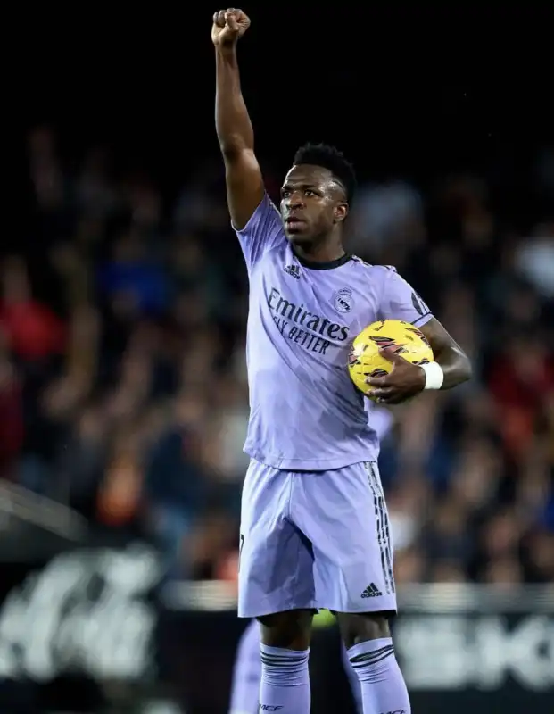 vinicius - esultanza con il pugno chiuso - valencia real madrid