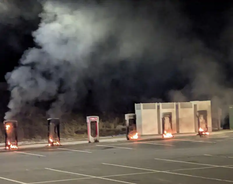 attacchi contro tesla negli usa   4