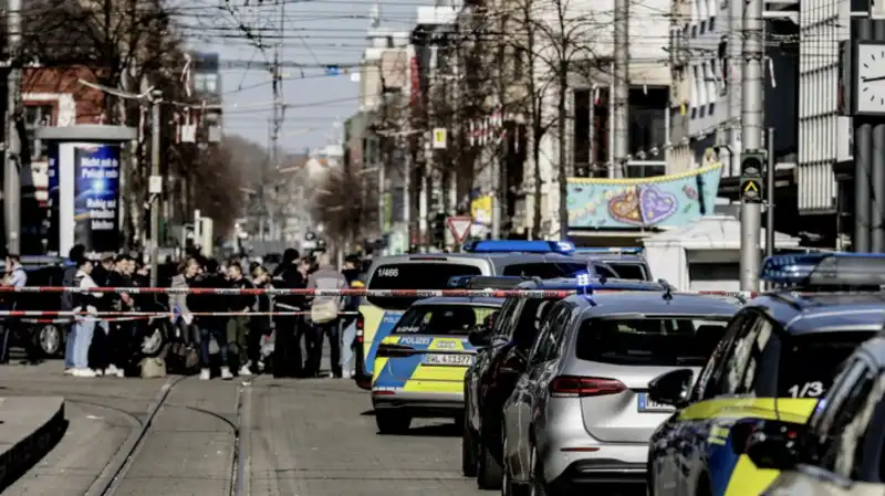 attentato a Mannheim in germania - auto sulla folla