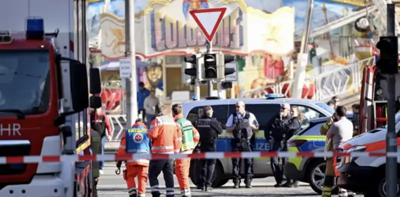 attentato a Mannheim in germania - auto sulla folla