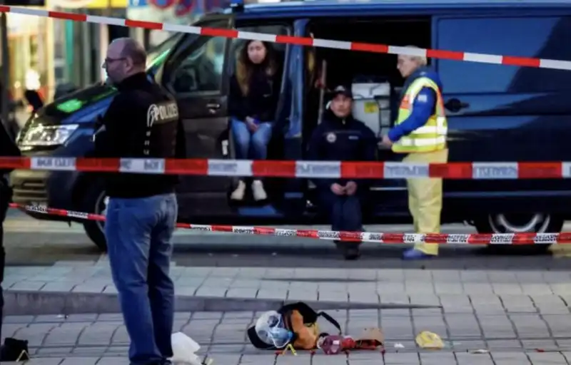 attentato a Mannheim in germania - auto sulla folla