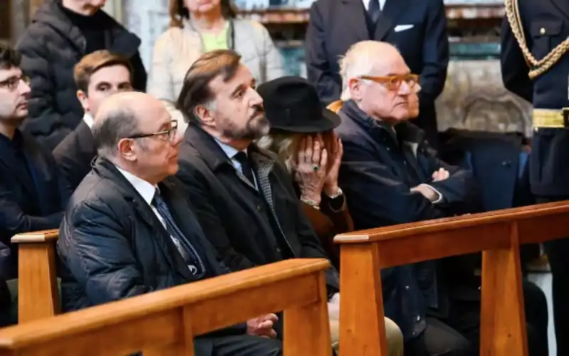 carlo verdone e christian de sica al funerale di eleonora giorgi