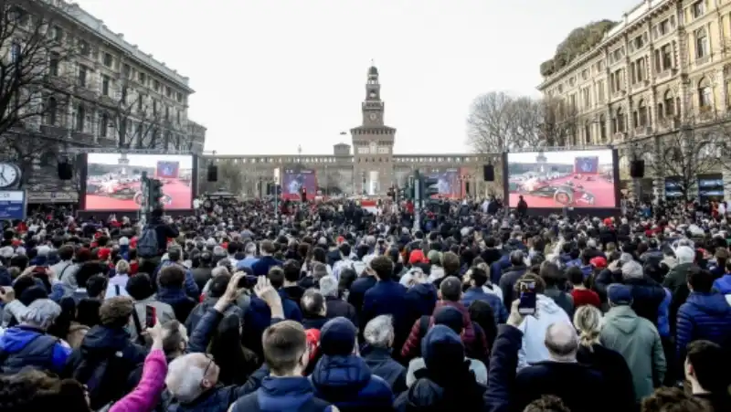 evento ferrari a piazza castello 