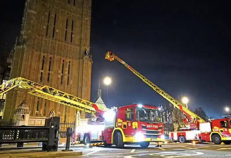 uomo si arrampica sul big ben   1