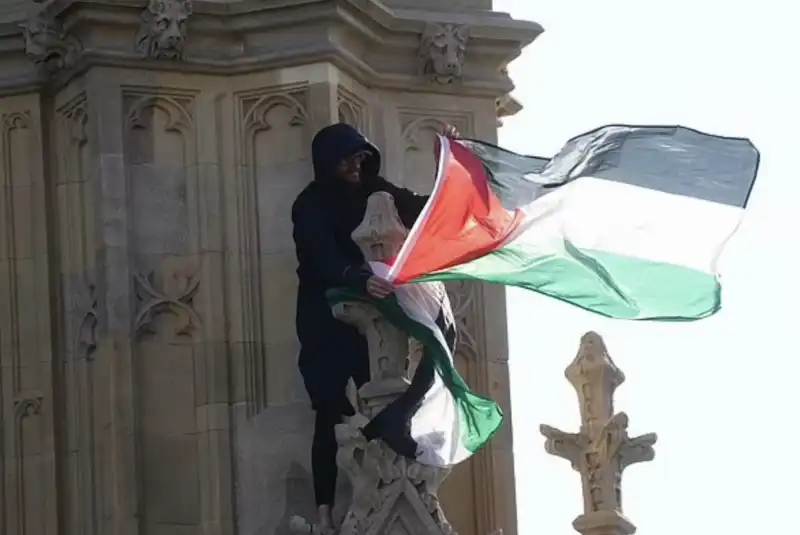 uomo si arrampica sul big ben   2