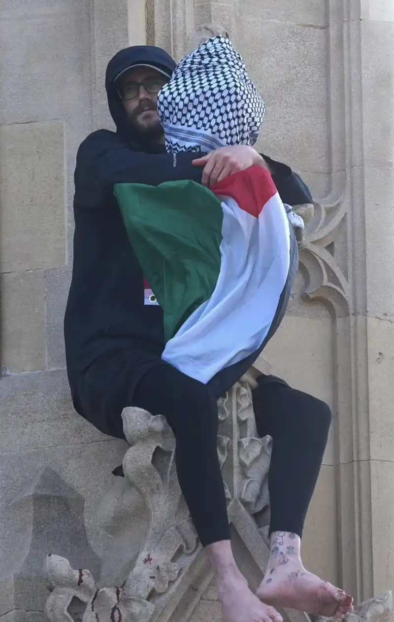 uomo si arrampica sul big ben   4