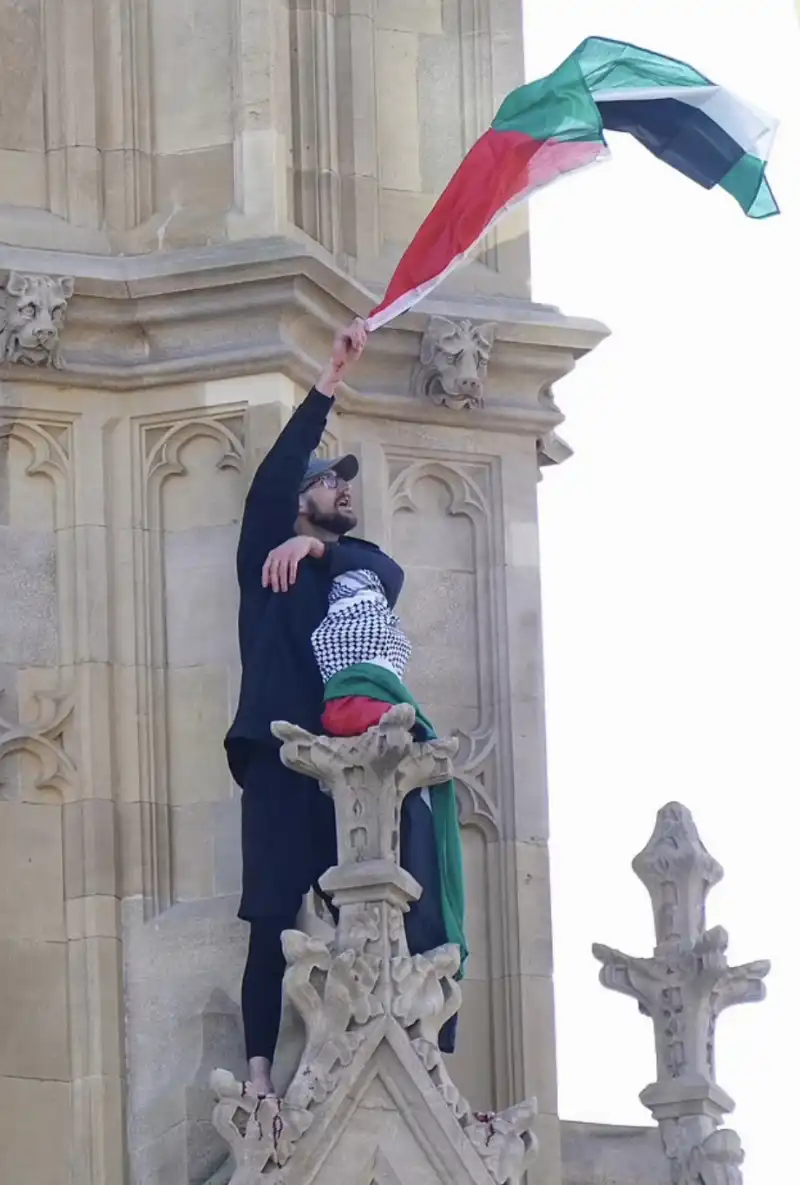 uomo si arrampica sul big ben   5