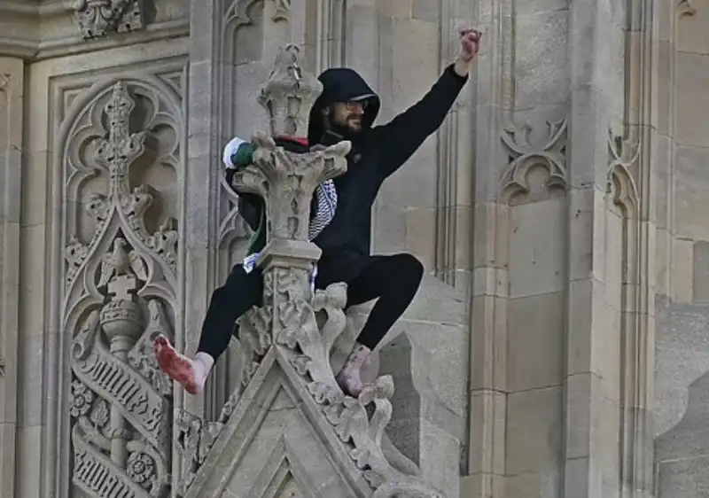 uomo si arrampica sul big ben   6