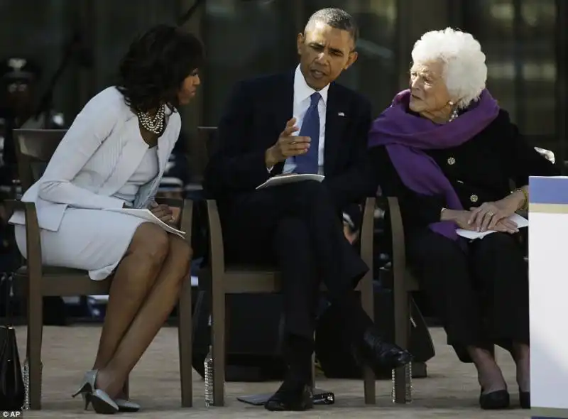 BARACK OBAMA CON MICHELLE OBAMA E BARBARA BUSH ALL'INAUGURAZIONE DELLA GEORGE W BUSH LIBRARY