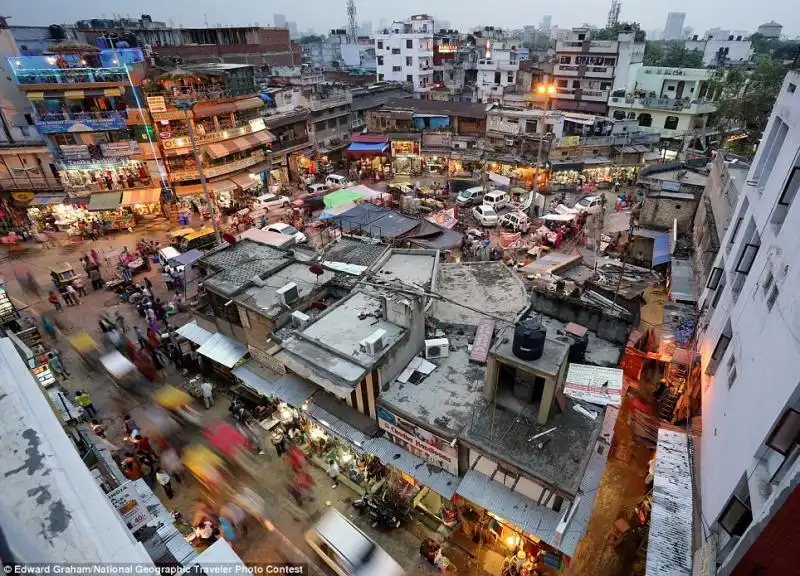 BAZAAR A NUOVA DELHI FOTO DI EDWARD GRAHAM PER IL NATIONAL GEOGRAPHIC PHOTO CONTEST 