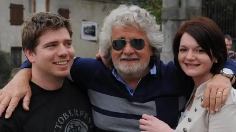 BEPPE GRILLO ABBRACCIA DUE GIOVANI PASSANTI A TISSANO FOTO BILD jpeg