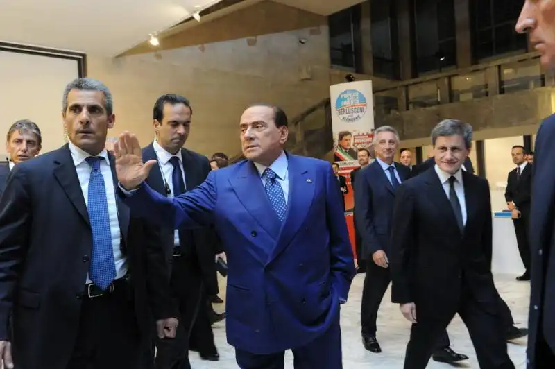 Berlusconi saluta la stampa presente 