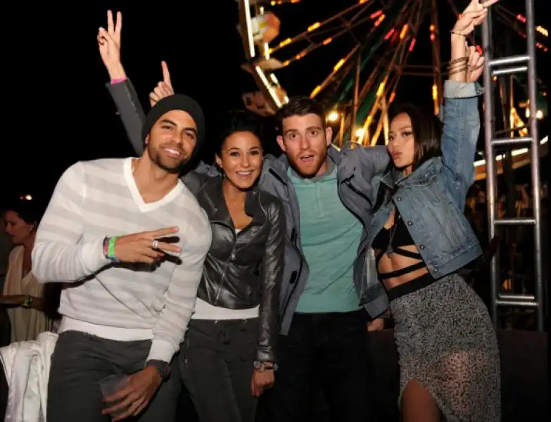 bryan greenberg posed with friends in front of the ferris wheel 