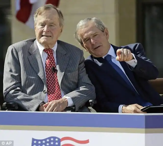 BUSH PADRE E FIGLIO ALL'INAUGURAZIONE DELLA GEORGE W BUSH LIBRARY - 1