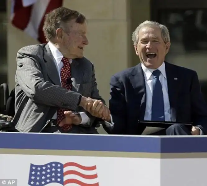 BUSH PADRE E FIGLIO ALL'INAUGURAZIONE DELLA GEORGE W BUSH LIBRARY - 2