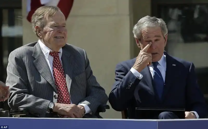 BUSH PADRE E FIGLIO ALL'INAUGURAZIONE DELLA GEORGE W BUSH LIBRARY - 3