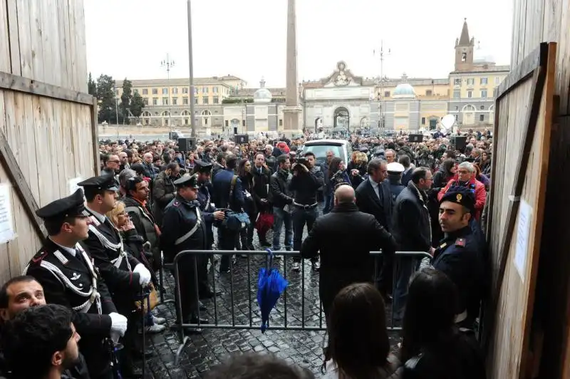 I fan di Califano fuori dalla Chiesa 