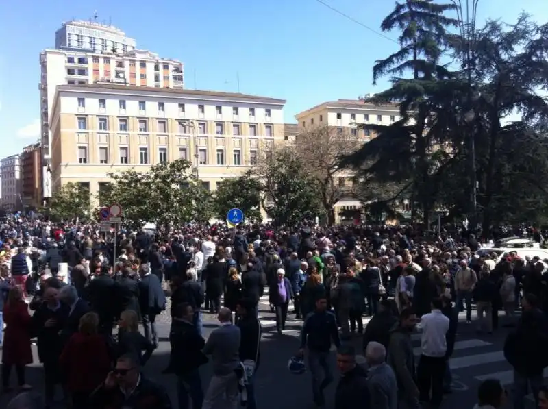 COMERCIANTI IN PIAZZA CONTRO DE MAGISTRIS 