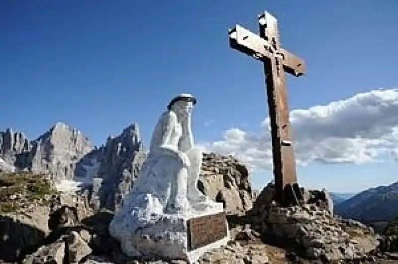 CROCE E STATUA E MONTAGNA 