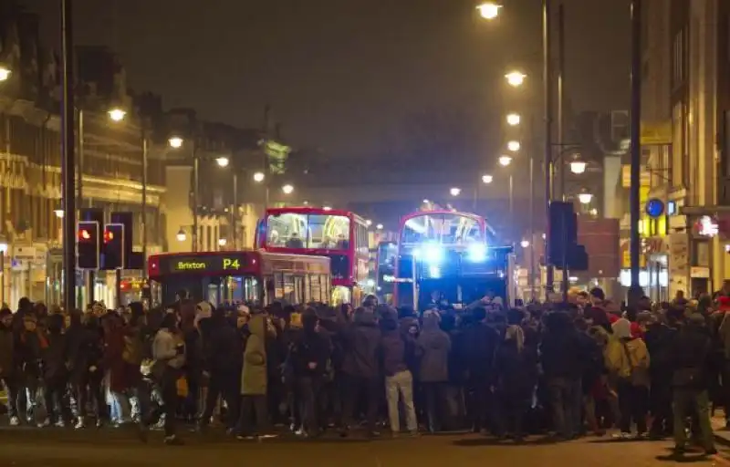 DISORDINI A BRIXTON DURANTE I FESTEGGIAMENTI PER LA MORTE DELLA THATCHER 