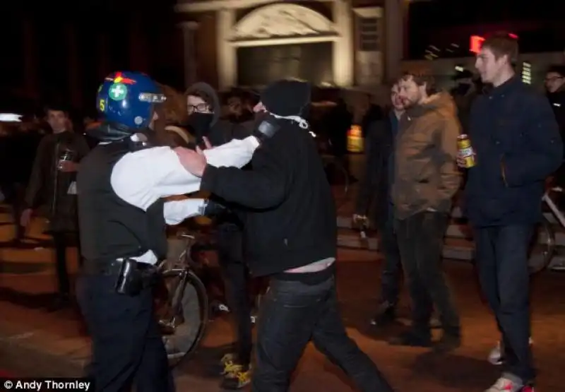 DISORDINI A BRIXTON DURANTE I FESTEGGIAMENTI PER LA MORTE DELLA THATCHER 