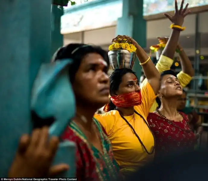 DONNE DURANTE UN RITUALE IN MALESIA FOTO DI MERVYN DUBLIN PER IL NATIONAL GEOGRAPHIC PHOTO CONTEST 