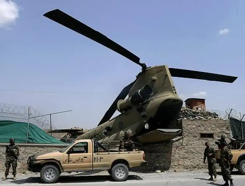 UN ELICOTTERO CHINOOK SI SCHIANTA AL SUOLO IN AFGHANISTAN 