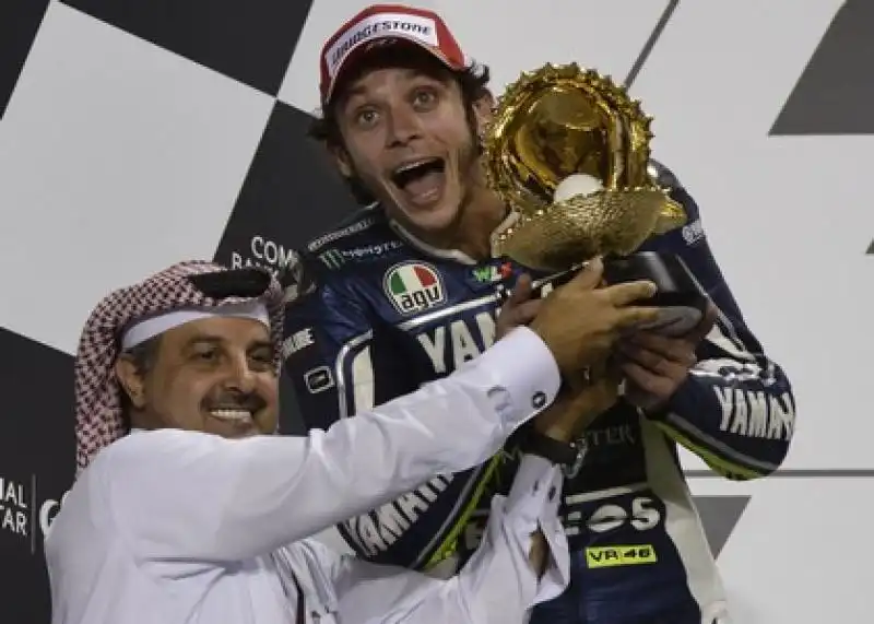 emiro del qatar premia valentino rossi al gran premio 