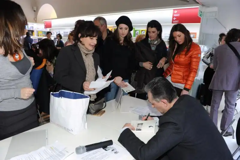 Fabio Petricone autografa il suo libro 