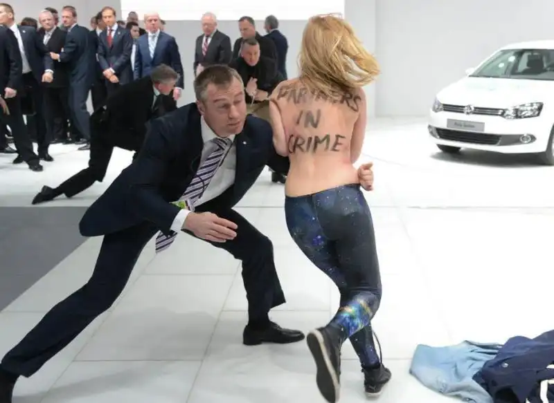 LE FEMEN CONTESTANO PUTIN 