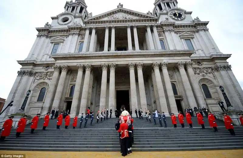 IL FERETRO DI THATCHER LASCIA LA CATTEDRALE DI SAINT PAUL 