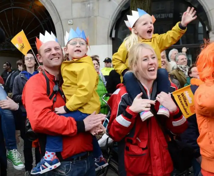 FESTA NELLE STRADE DI AMSTERDAM DOPO LINCONORAZIONE DI RE GUGLIELMO 