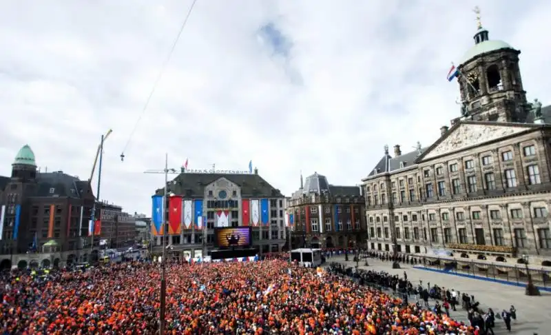 FESTA NELLE STRADE DI AMSTERDAM DOPO LINCONORAZIONE DI RE GUGLIELMO 