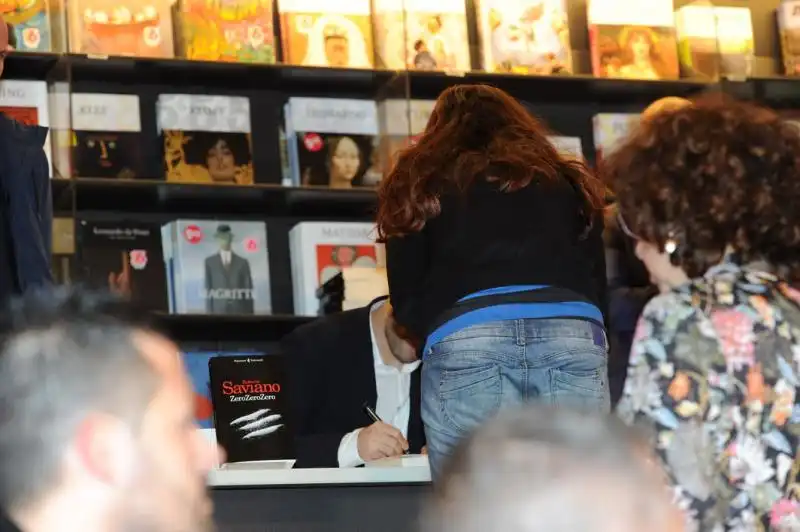 In fila per l autografo sul libro 