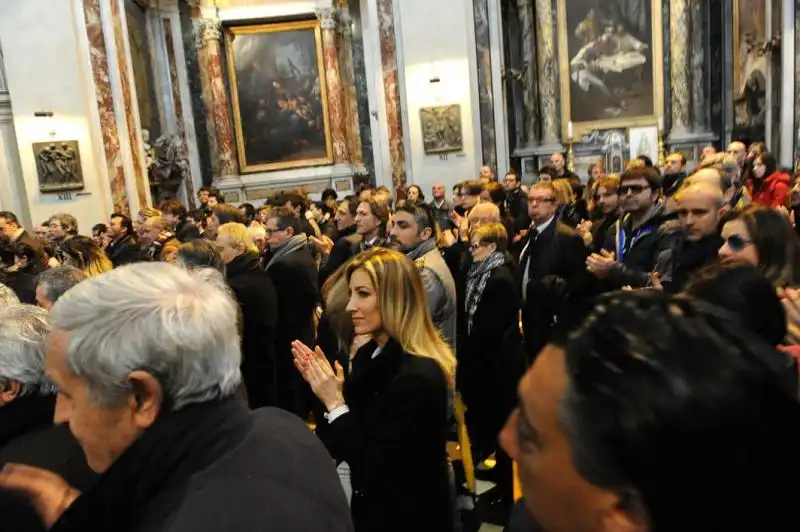 Folla in chiesa per Califano 