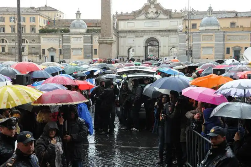 Folla sotto la pioggia 